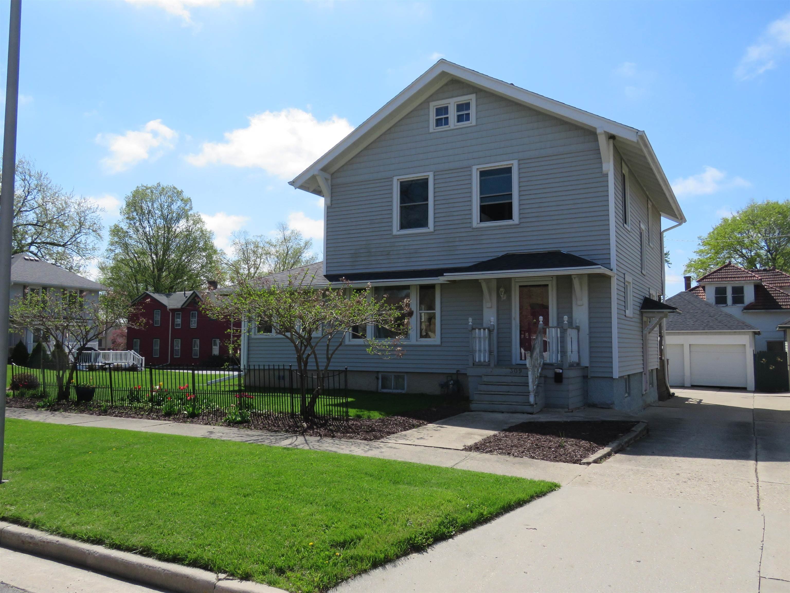 Single Family 3BR 1BA - 309 Oneida Street, Beaver Dam, WI