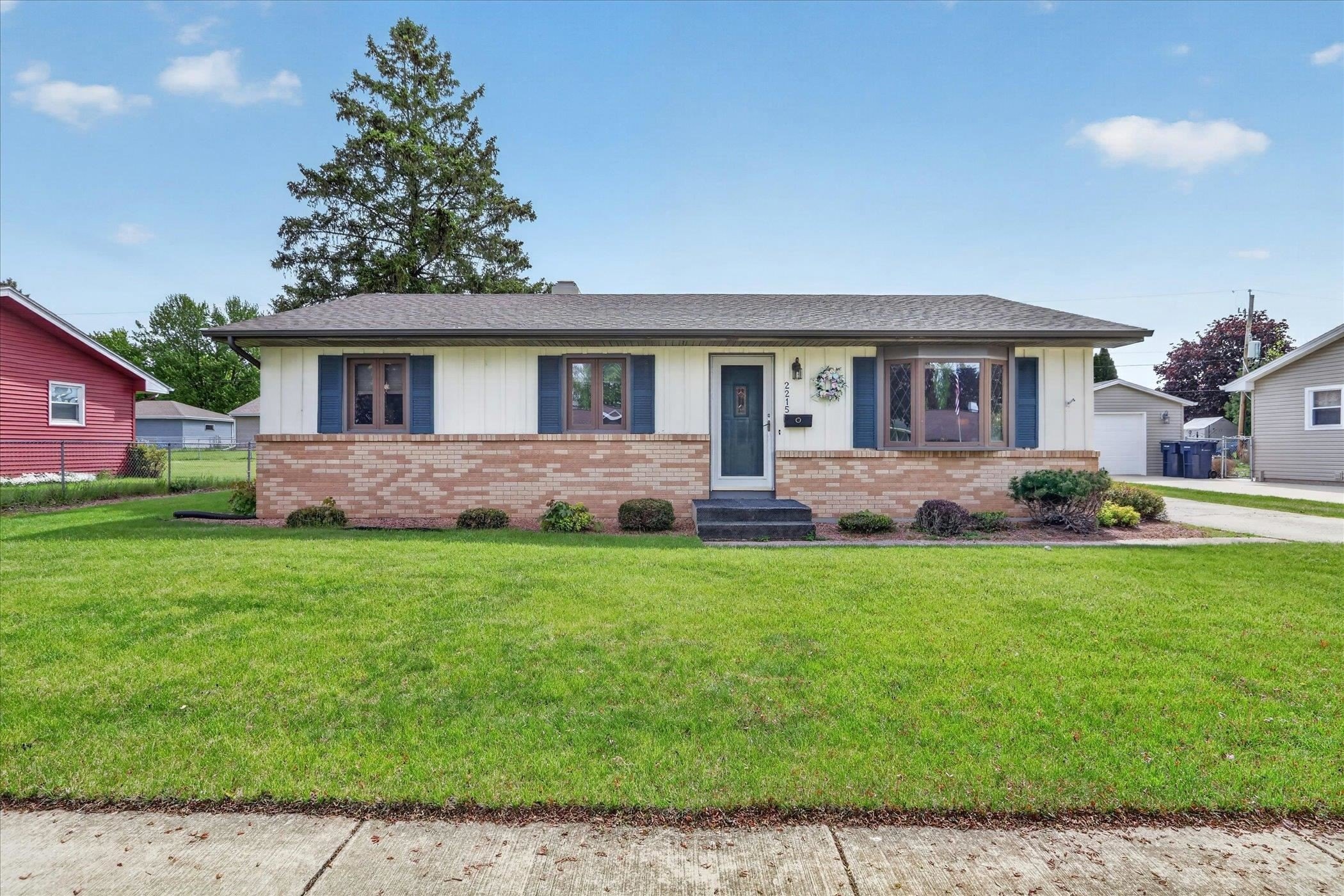 Single Family 2BR 1BA - 2215 S GRANT Avenue, Janesville, WI