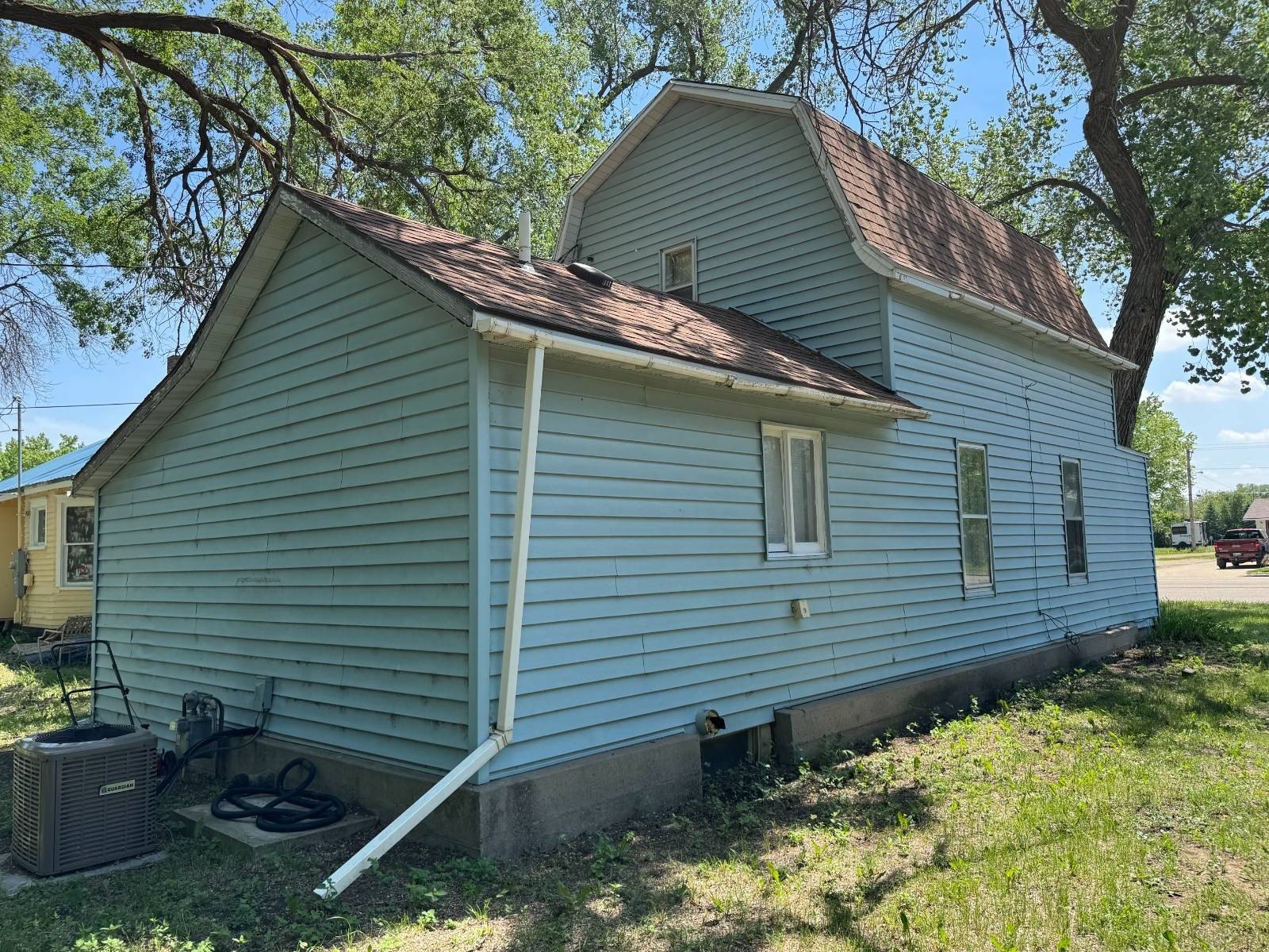 Single Family 2BR 1BA - 607  East 7th Avenue, Redfield, SD