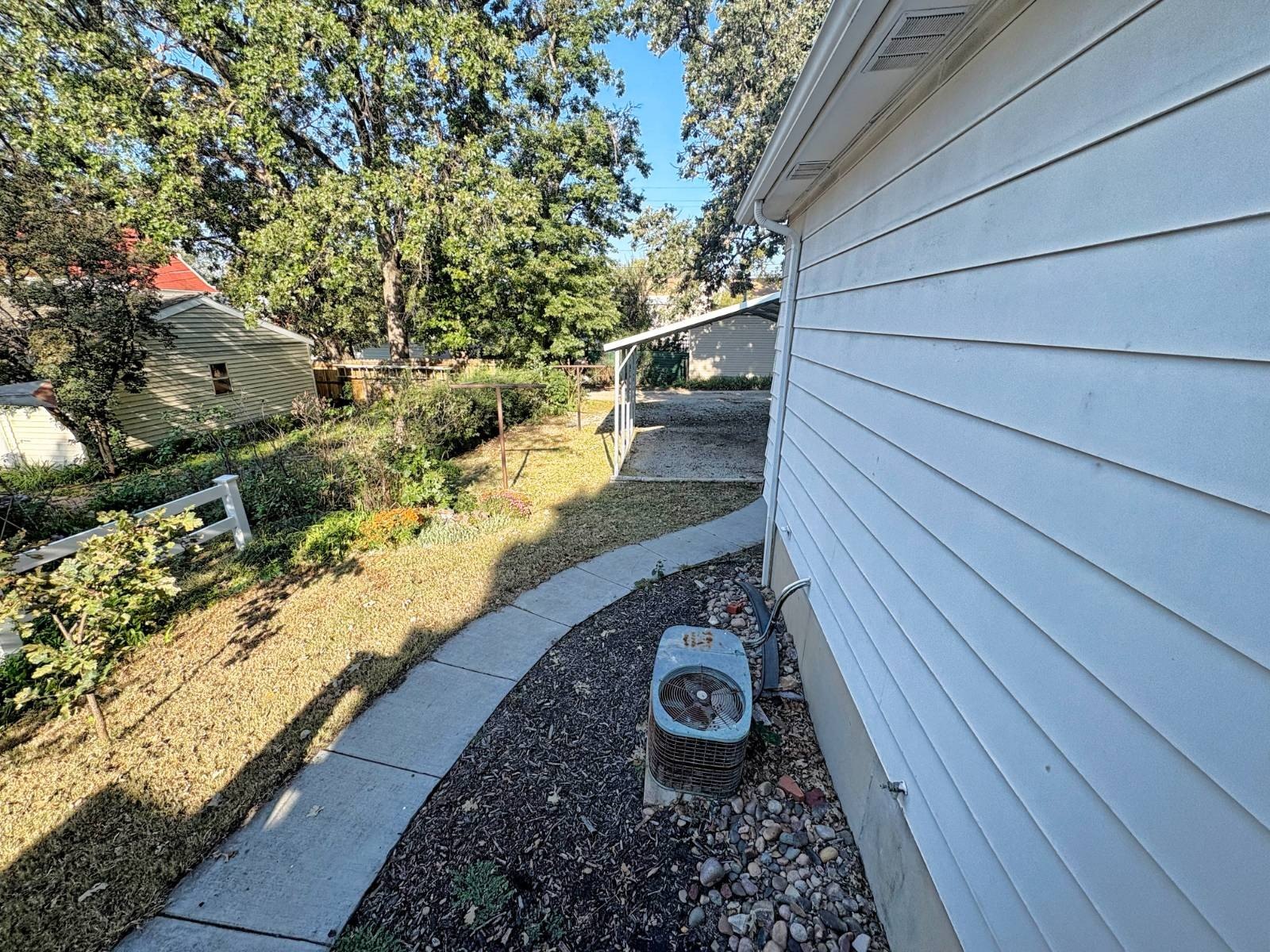 Single Family 3BR 2BA - 414 E Court St, Ellsworth, KS