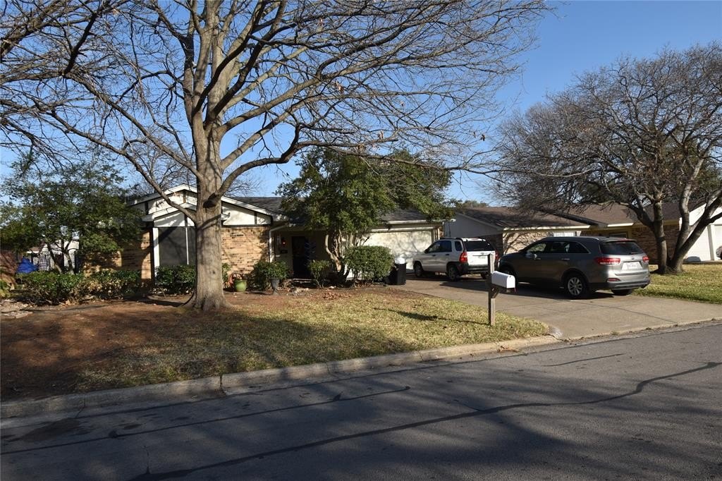 824 Barkridge Trl  