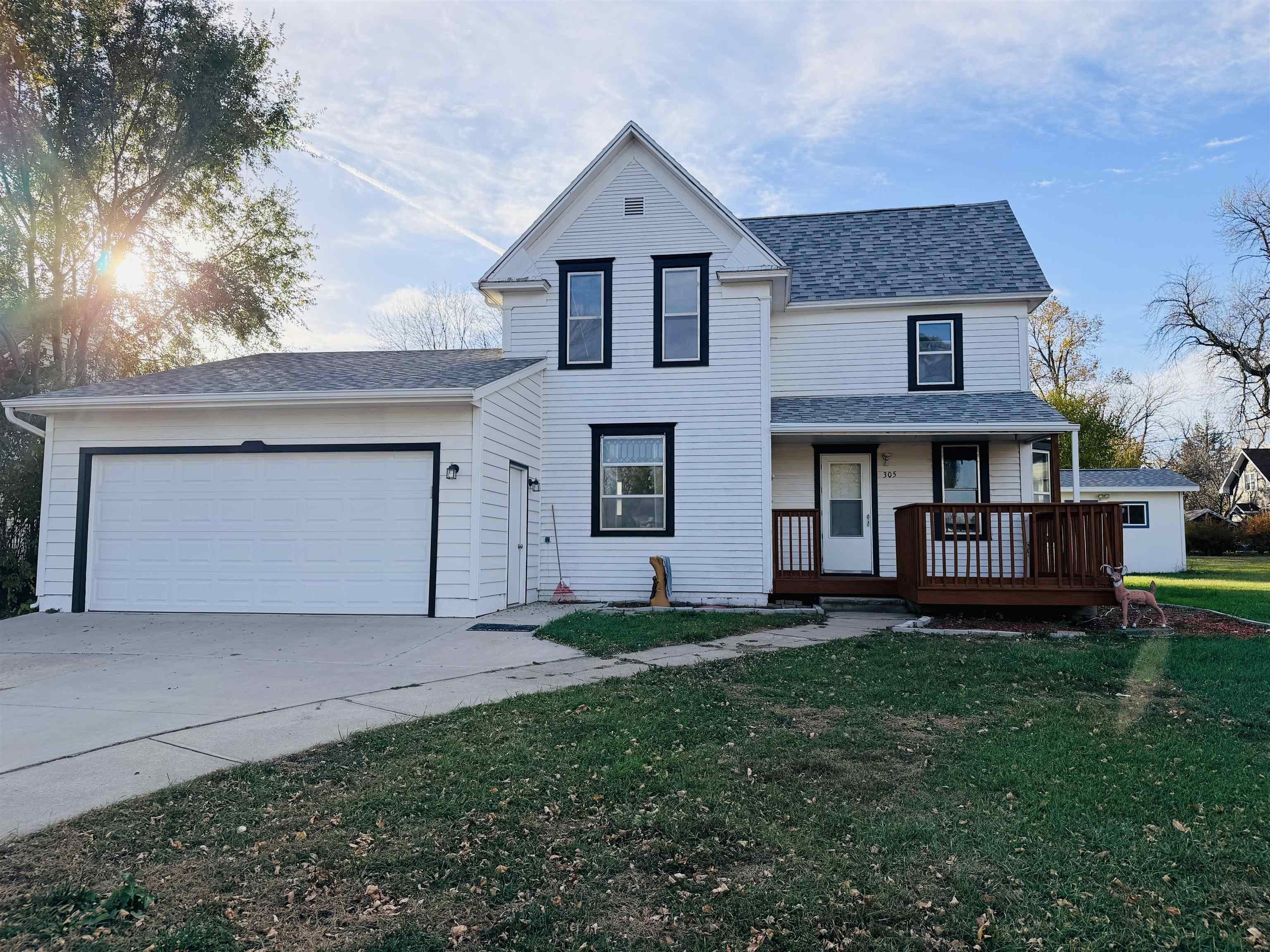 Single Family 4BR 2BA - 305 N Main St., Lennox, SD