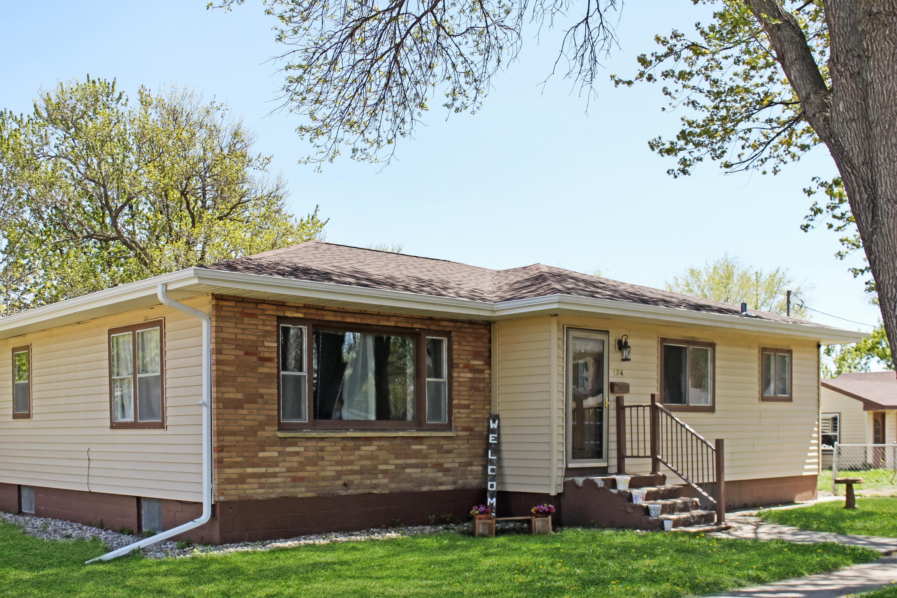Single Family 5BR 2BA - 124 N Penn Street, Aberdeen, SD