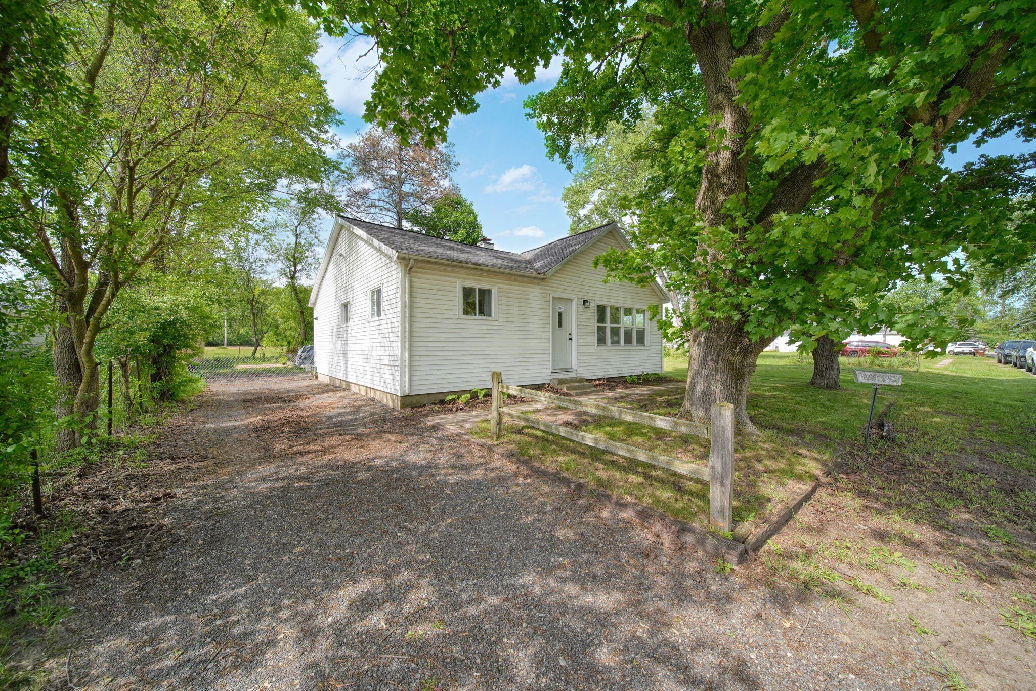 Single Family 3BR 2BA - 105 Trumble Avenue, Jackson, MI