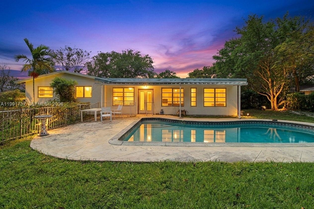 Single Family 4BR 2BA - 8285 SW 104th St, Miami, FL