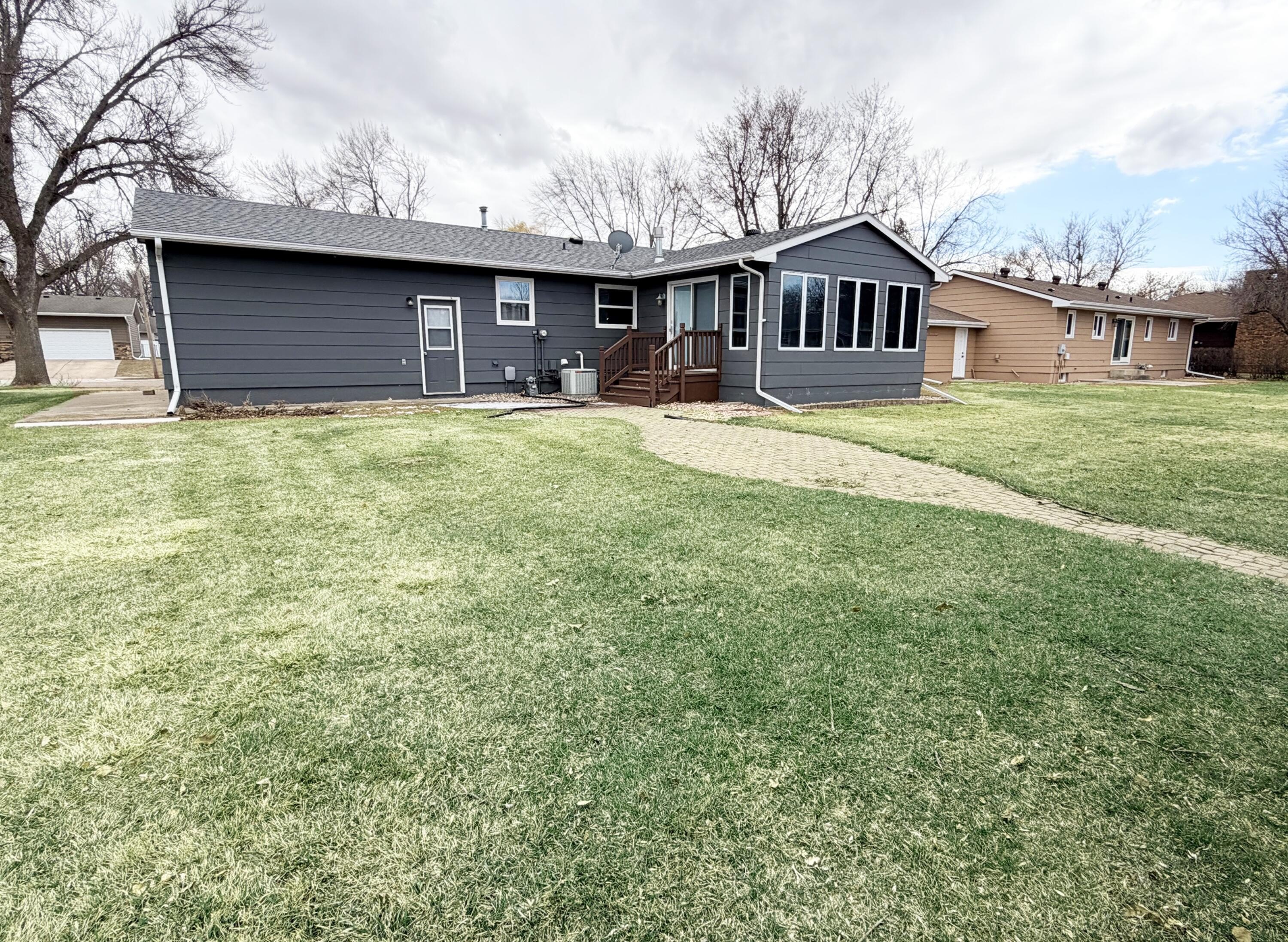 Single Family 5BR 2BA - 621 NE 17th Avenue, Aberdeen, SD