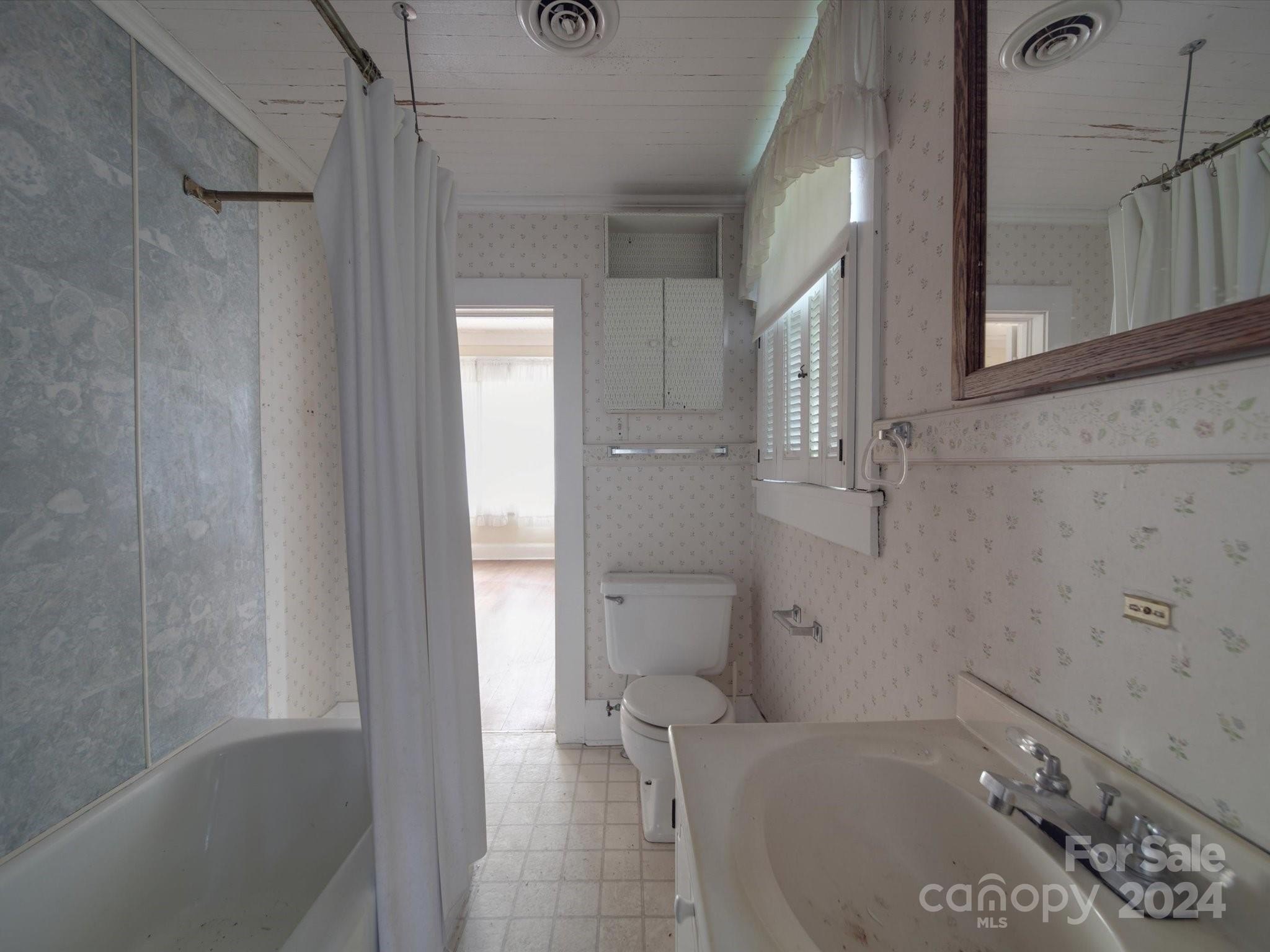 222 Leak Ave  