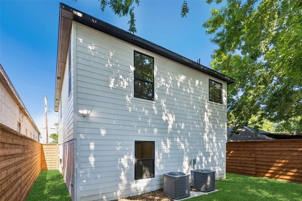 Single Family 4BR 4BA - 3324 Navaro Street, Dallas, TX
