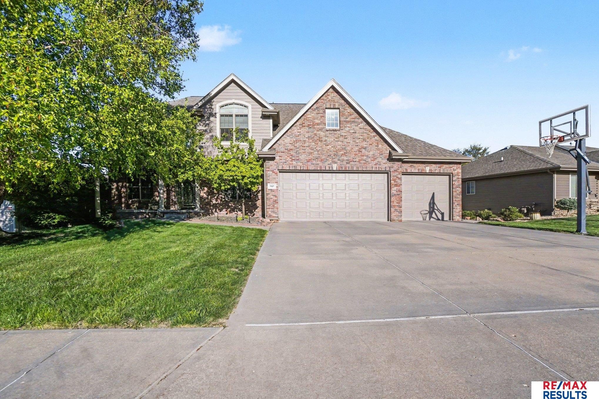 Single Family 5BR 5BA - 7427 S 102 Avenue, La Vista, NE