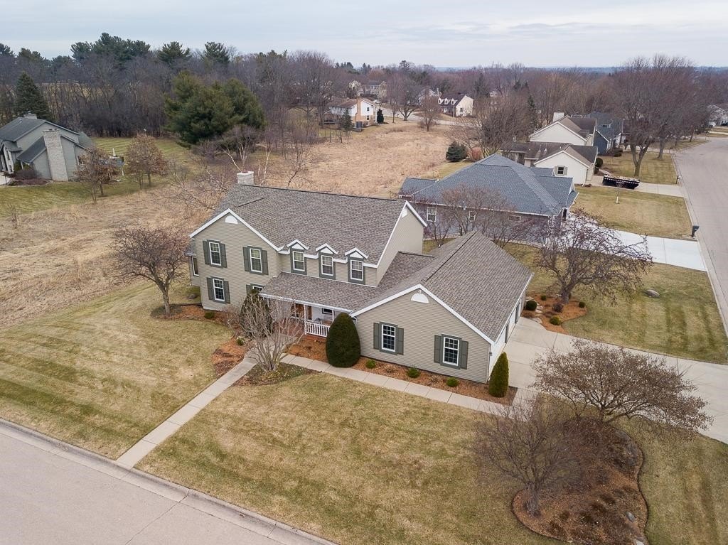 Single Family 4BR 4BA - 2839 Cambridge Court, Janesville, WI