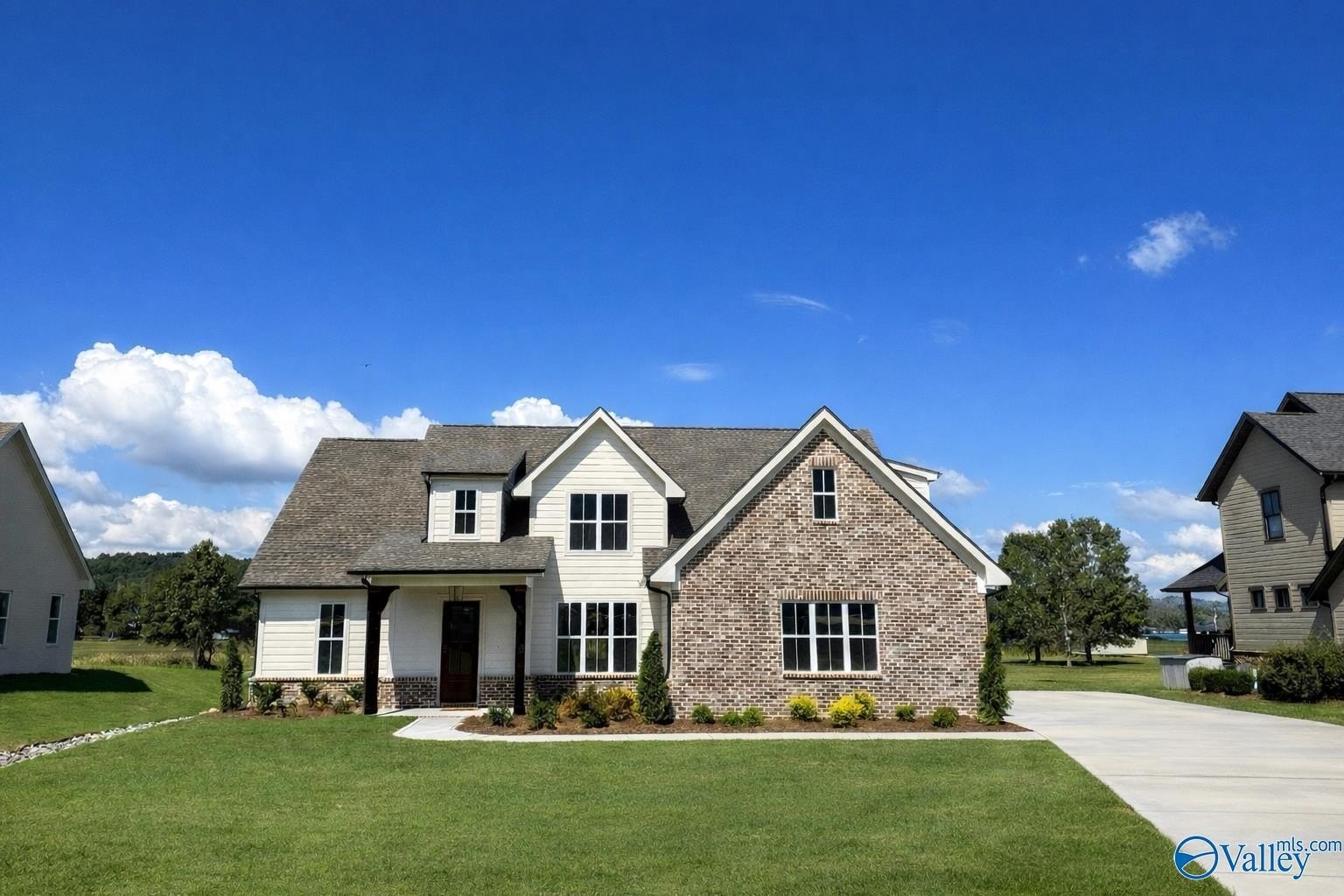 Single Family 5BR 3BA - 306 Lake Creek Drive, Guntersville, AL