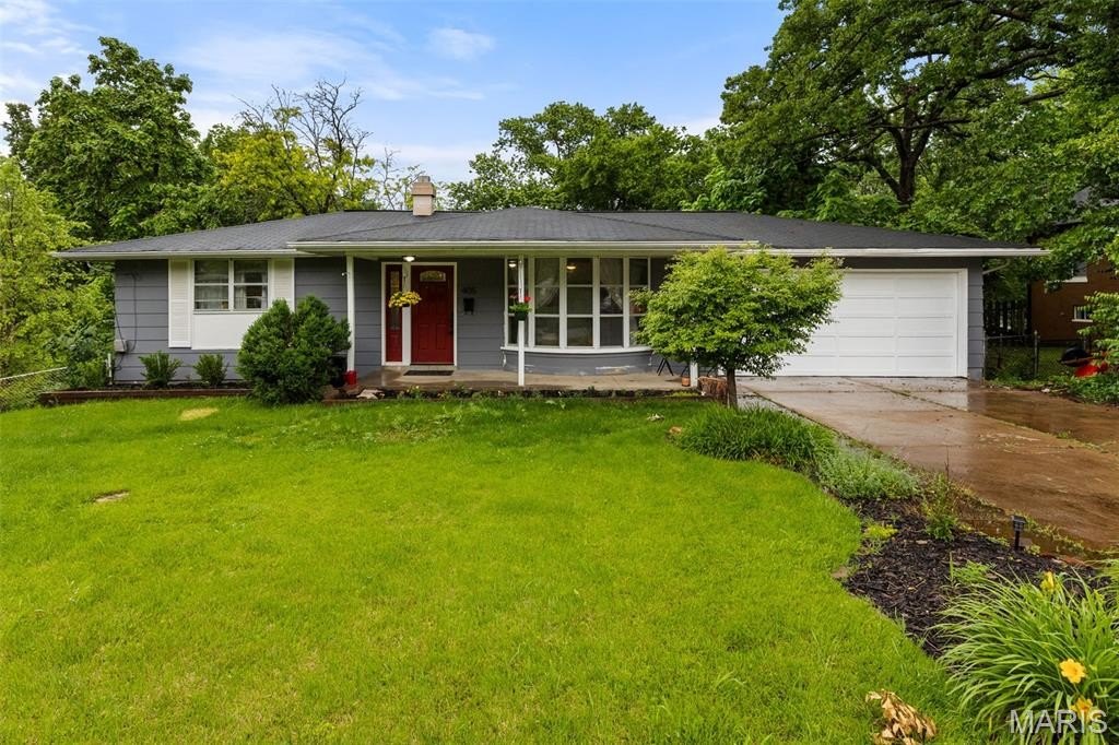 Single Family 2BR 2BA - 405 Oak Tree Drive, Webster Groves, MO
