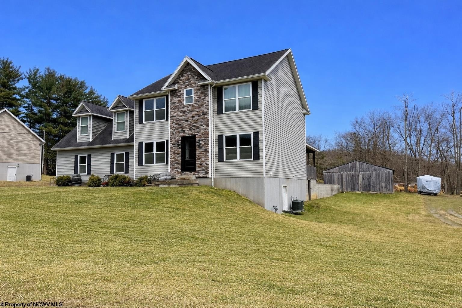 Single Family 4BR 4BA - 1544 Tulip Lane, Fairmont, WV