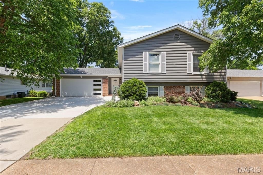 Single Family 4BR 3BA - 303 Oakfield Drive, Ballwin, MO