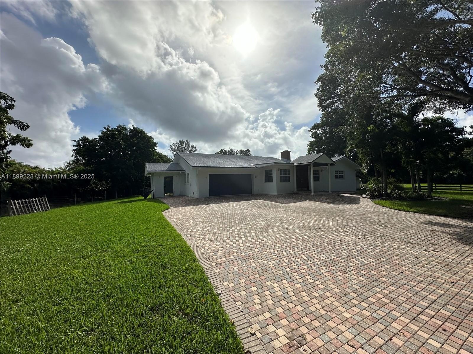 Single Family 4BR 4BA - 6300 SW 181st Ln, Southwest Ranches, FL
