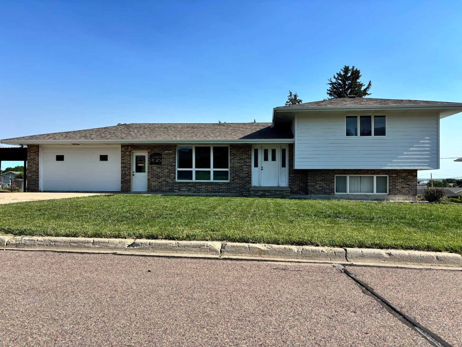 Single Family 2BR 2BA - 1106 10th Street, Winner, SD