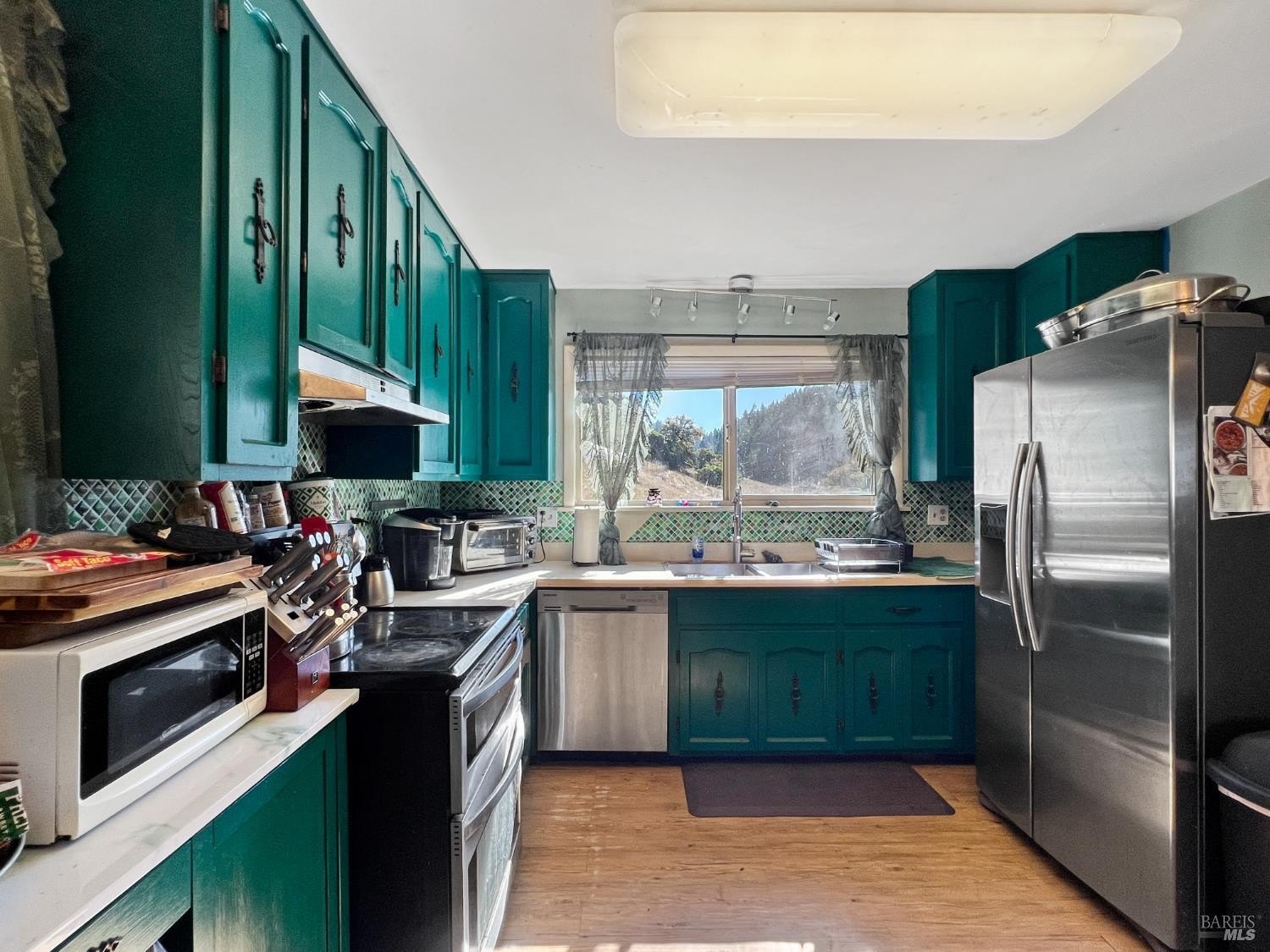 Single Family 3BR 2BA - 8600 Cave Creek Road, Redwood Valley, CA