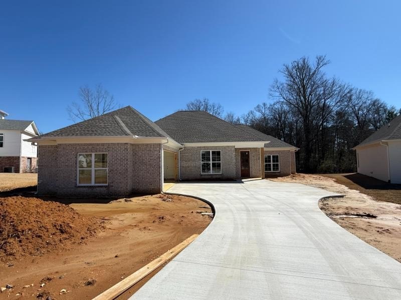 Single Family 3BR 3BA - 2820 South Villa Dr, Tupelo, MS