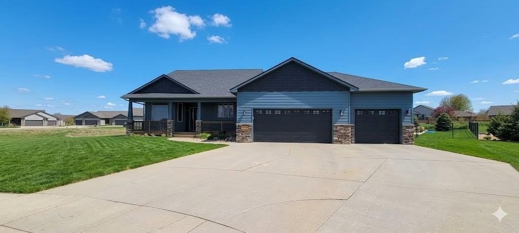 Single Family 4BR 4BA - 2401 E Baxter Circle, Sioux Falls, SD