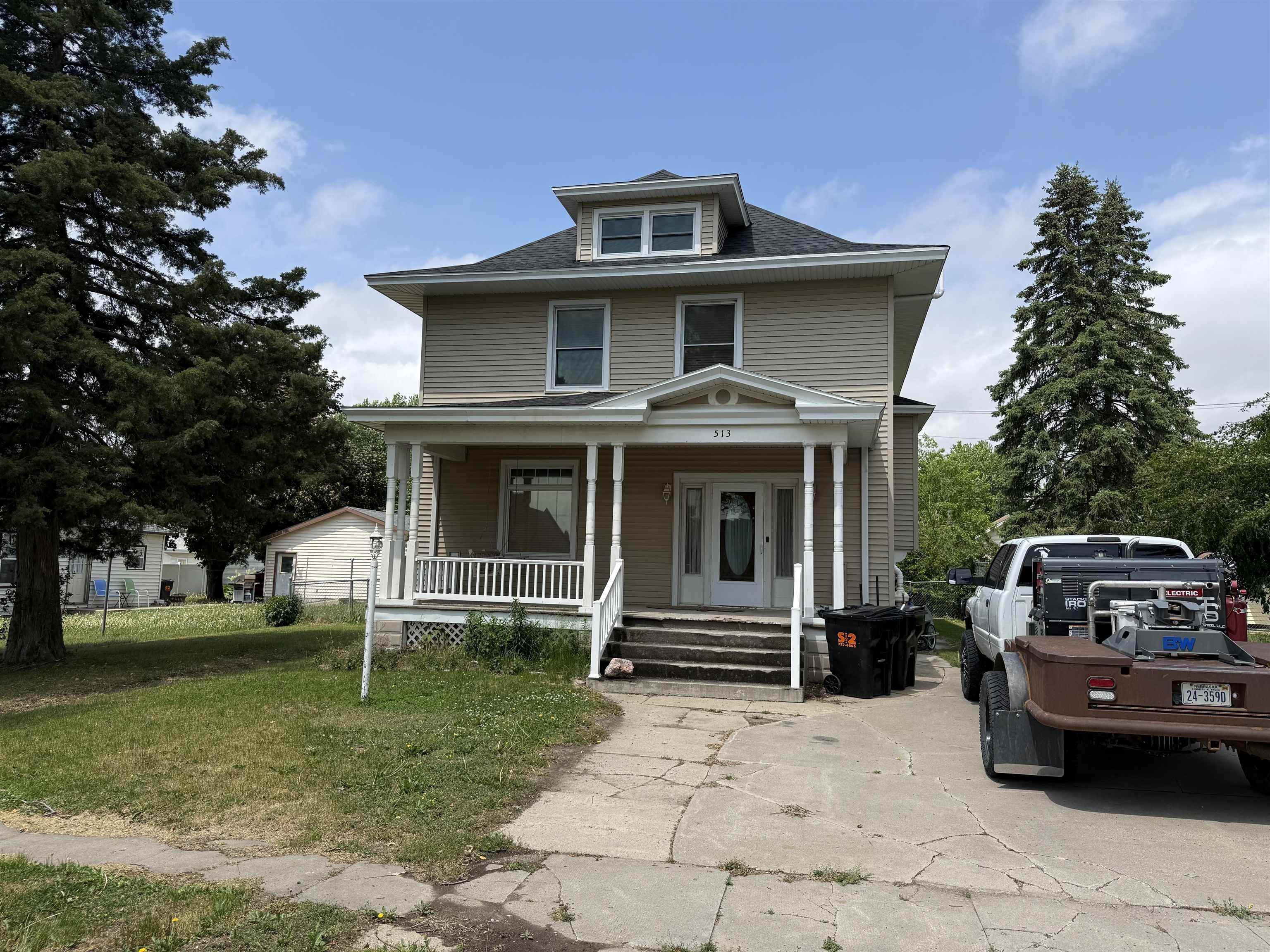 Single Family 4BR 3BA - 513 14th St, Wisner, NE