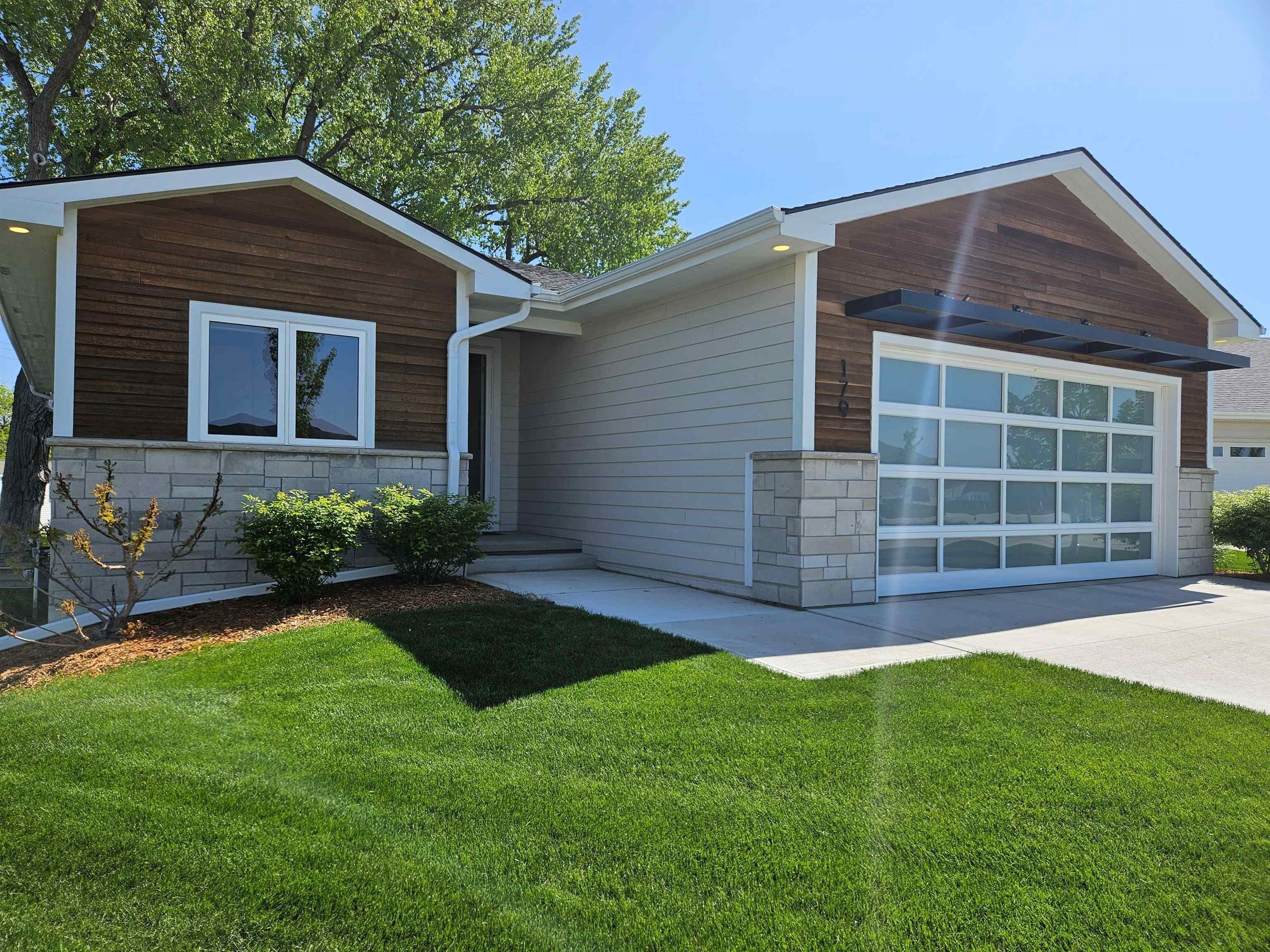 Single Family 4BR 3BA - 179 N Canterbury Circle, No. Sioux City, SD