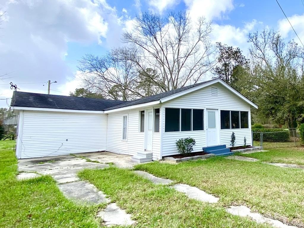 Single Family 2BR 1BA - 149 Grover Barrett Road, Picayune, MS