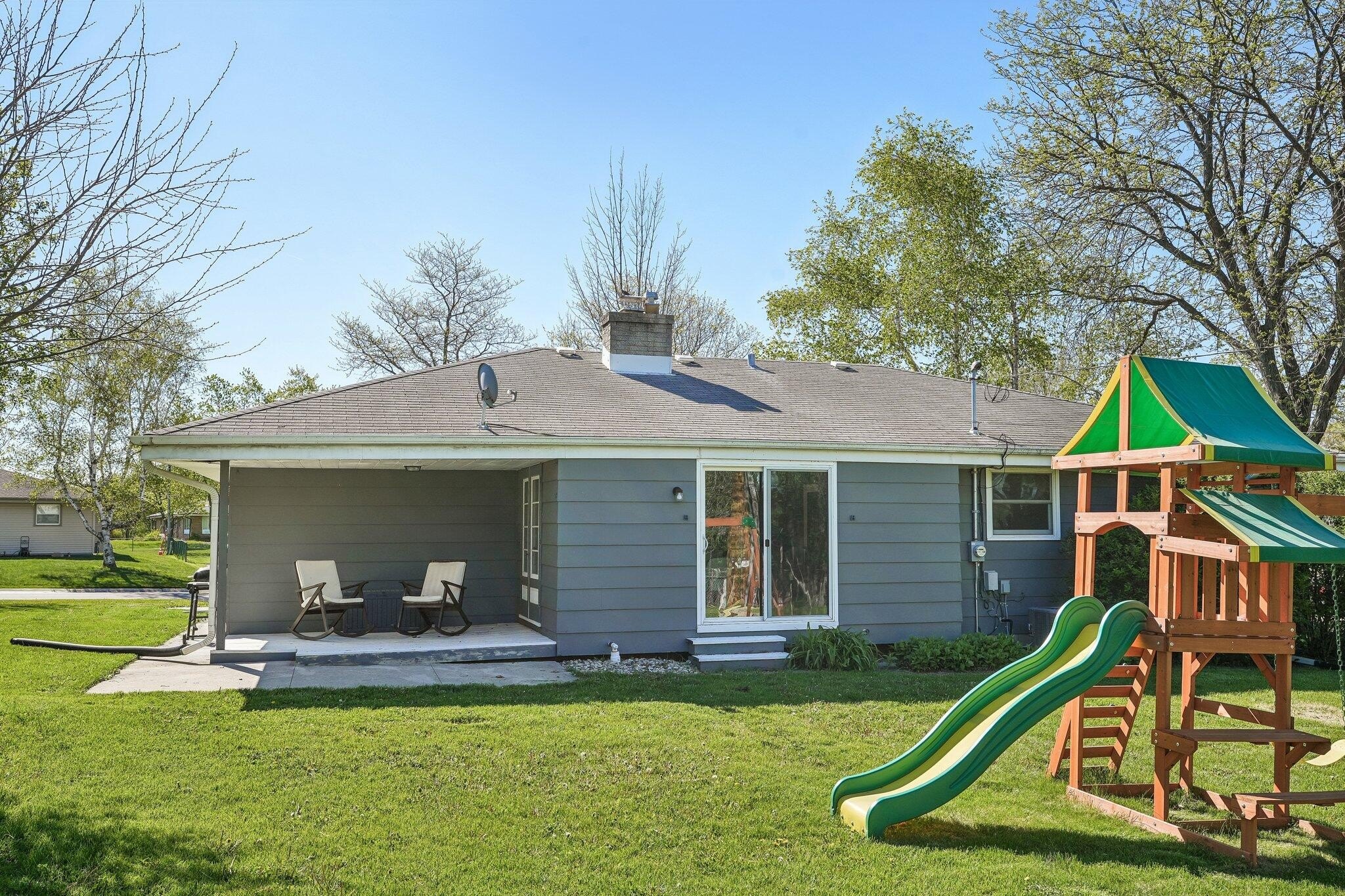 Other 3BR 2BA - 5544 Oakwood St, Greendale, WI