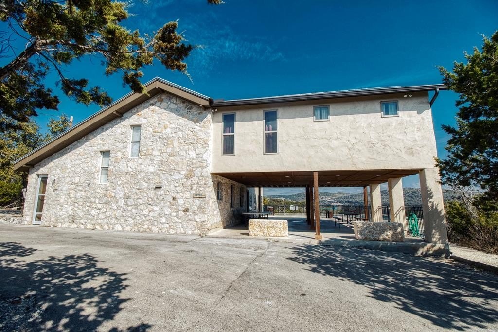 Single Family 4BR 4BA - 210 Bluebonnet Dr, Concan, TX