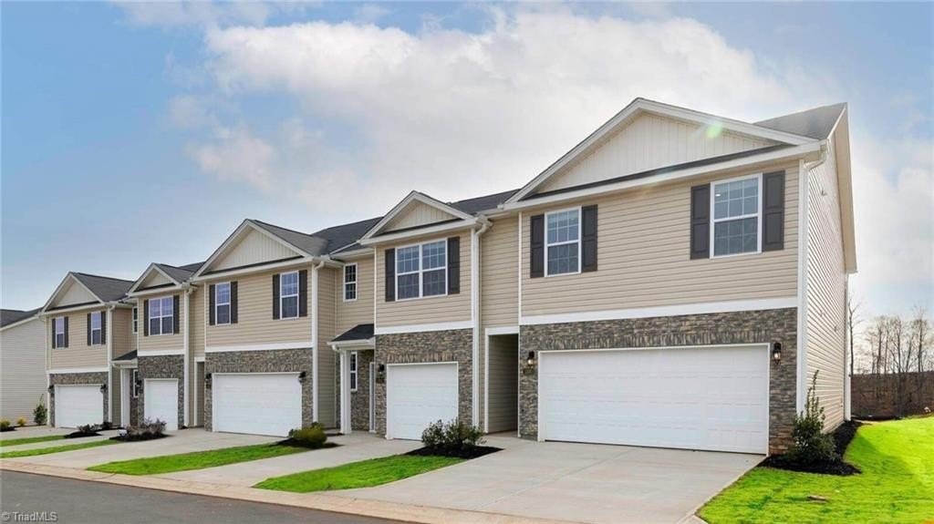 Single Family 4BR 3BA - 1100 Broholmer Lane, Greensboro, NC