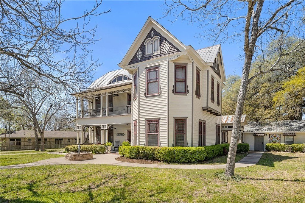 Single Family 7BR 3BA - 501 West Moore Avenue, Moulton, TX