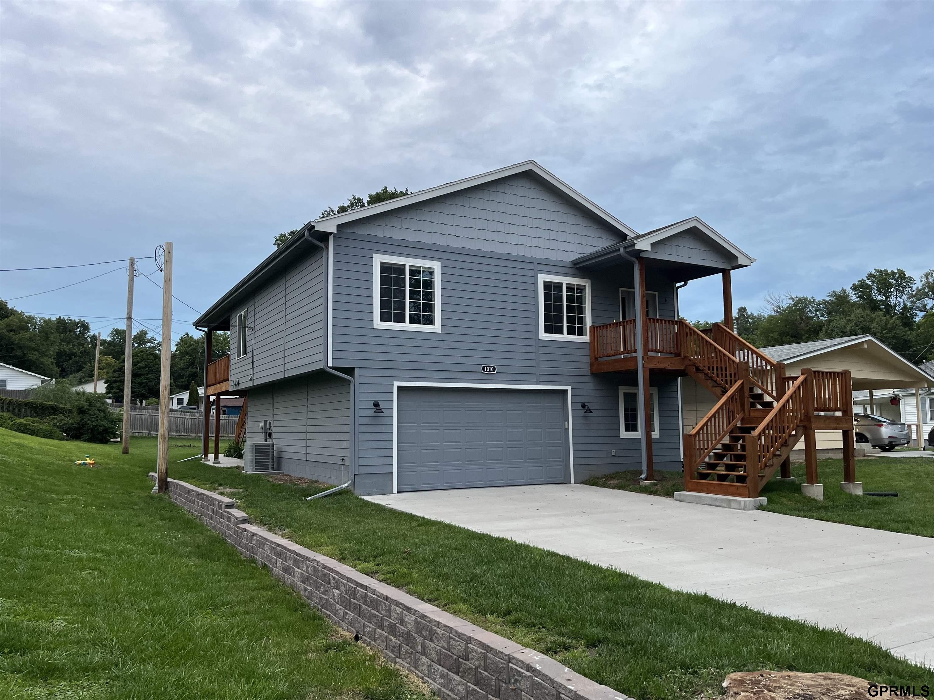 Single Family 4BR 3BA - 1010 Avenue E, Plattsmouth, NE