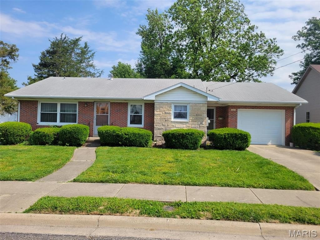 Single Family 3BR 2BA - 193 E Walnut Street, Nashville, IL