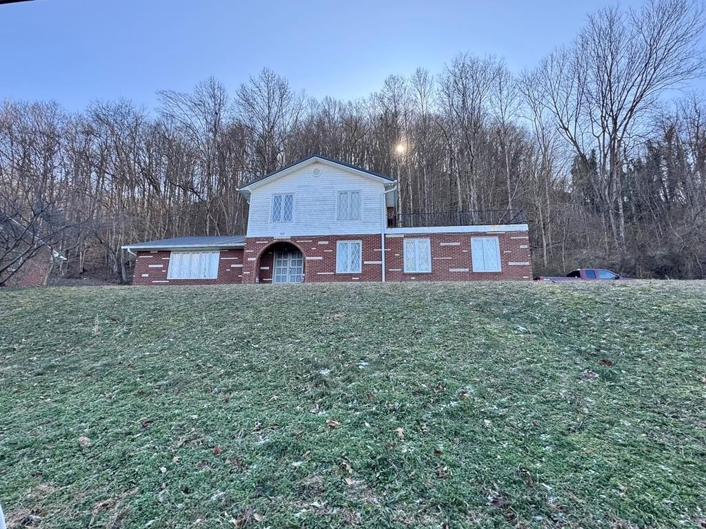 Single Family 4BR 3BA - 504 Lincoln Ave, Paintsville, KY