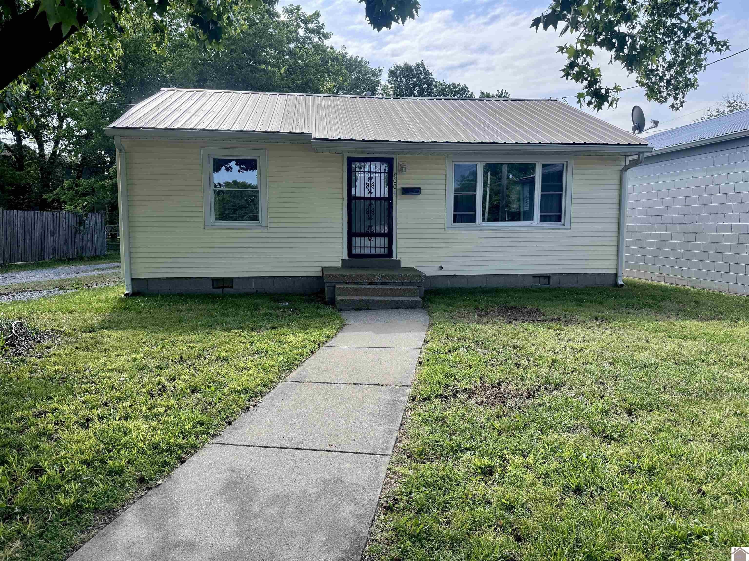 Single Family 2BR 1BA - 800 Mayfield Rd., Paducah, KY