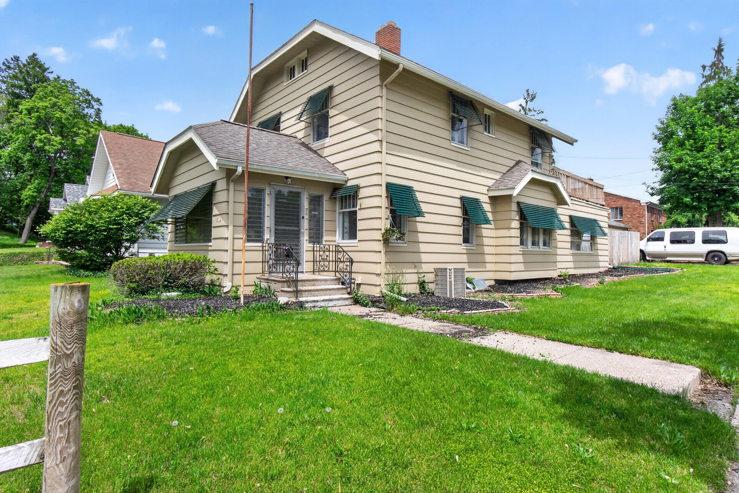 Single Family 5BR 2BA - 802 Oakridge Drive, Jackson, MI