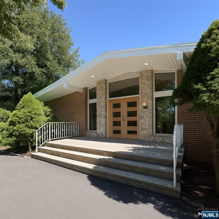 Single Family 5BR 4BA - 46 Overlook Road, Alpine, NJ