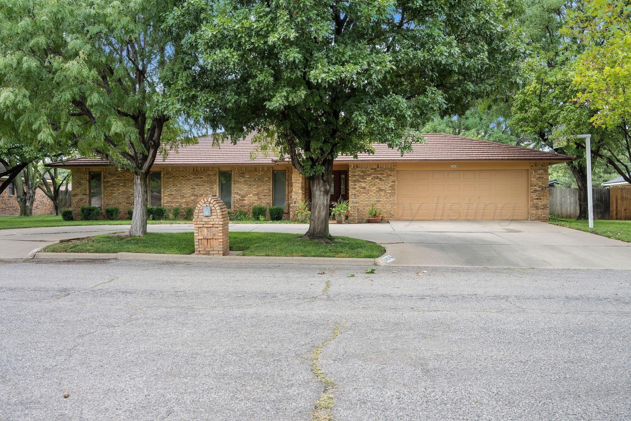 Single Family 4BR 3BA - 2343 N Chestnut Dr, Pampa, TX