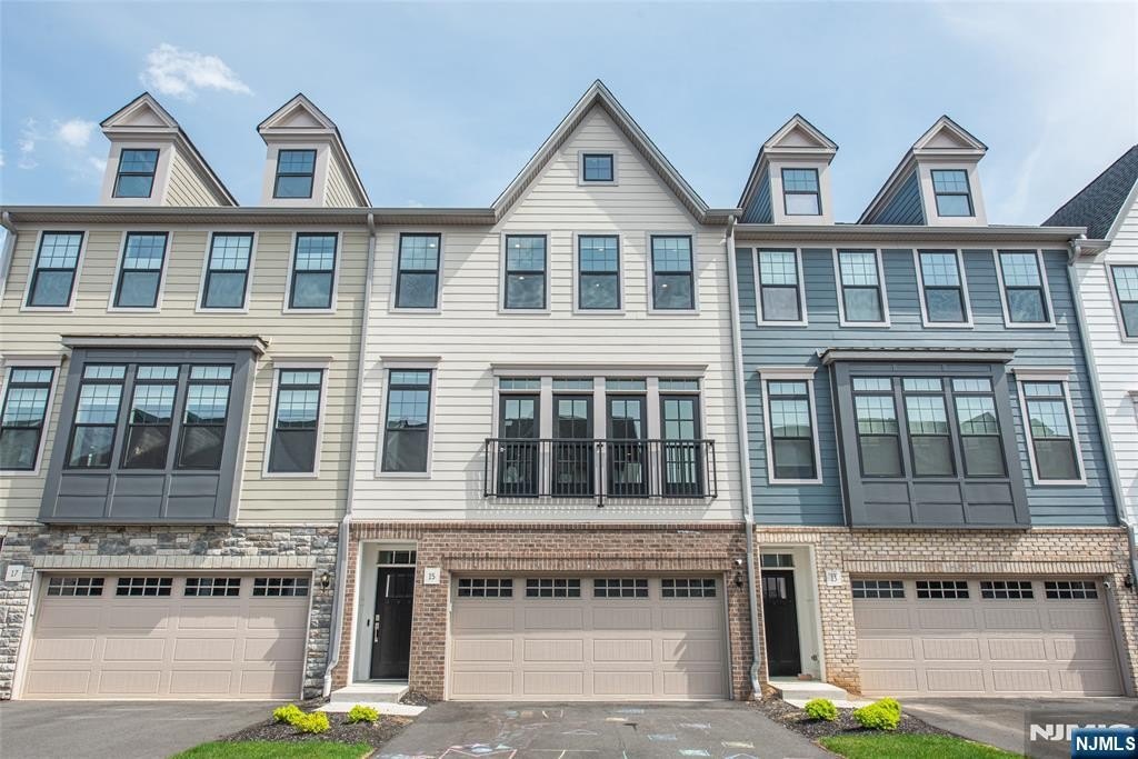 Single Family 3BR 4BA - 15 Cinnamon Drive, Upper Saddle River, NJ