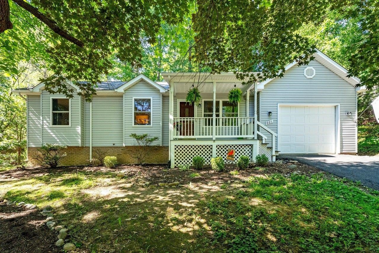 Single Family 3BR 2BA - 601 FLOWER DR, MCGAHEYSVILLE, VA