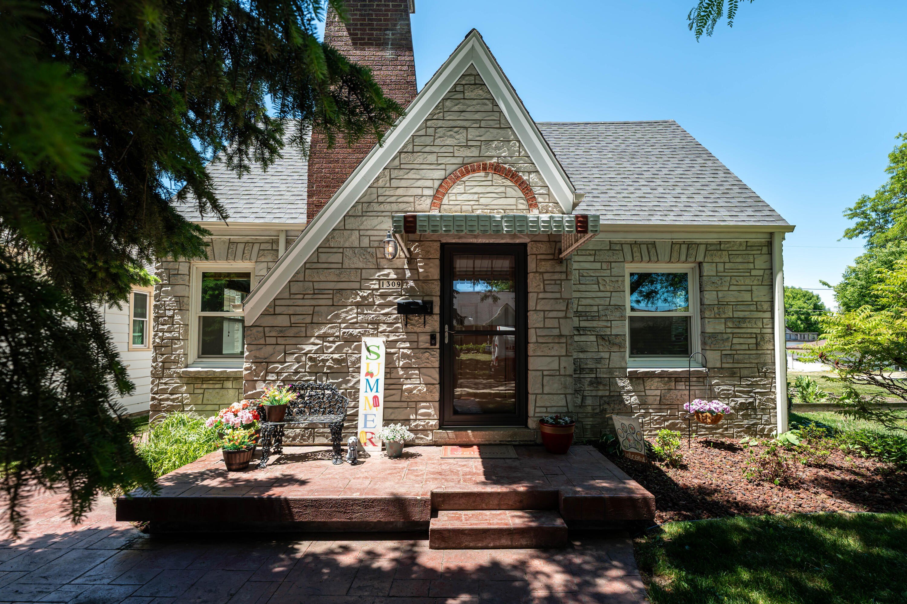 Other 3BR 2BA - 1309 S 91st St, West Allis, WI