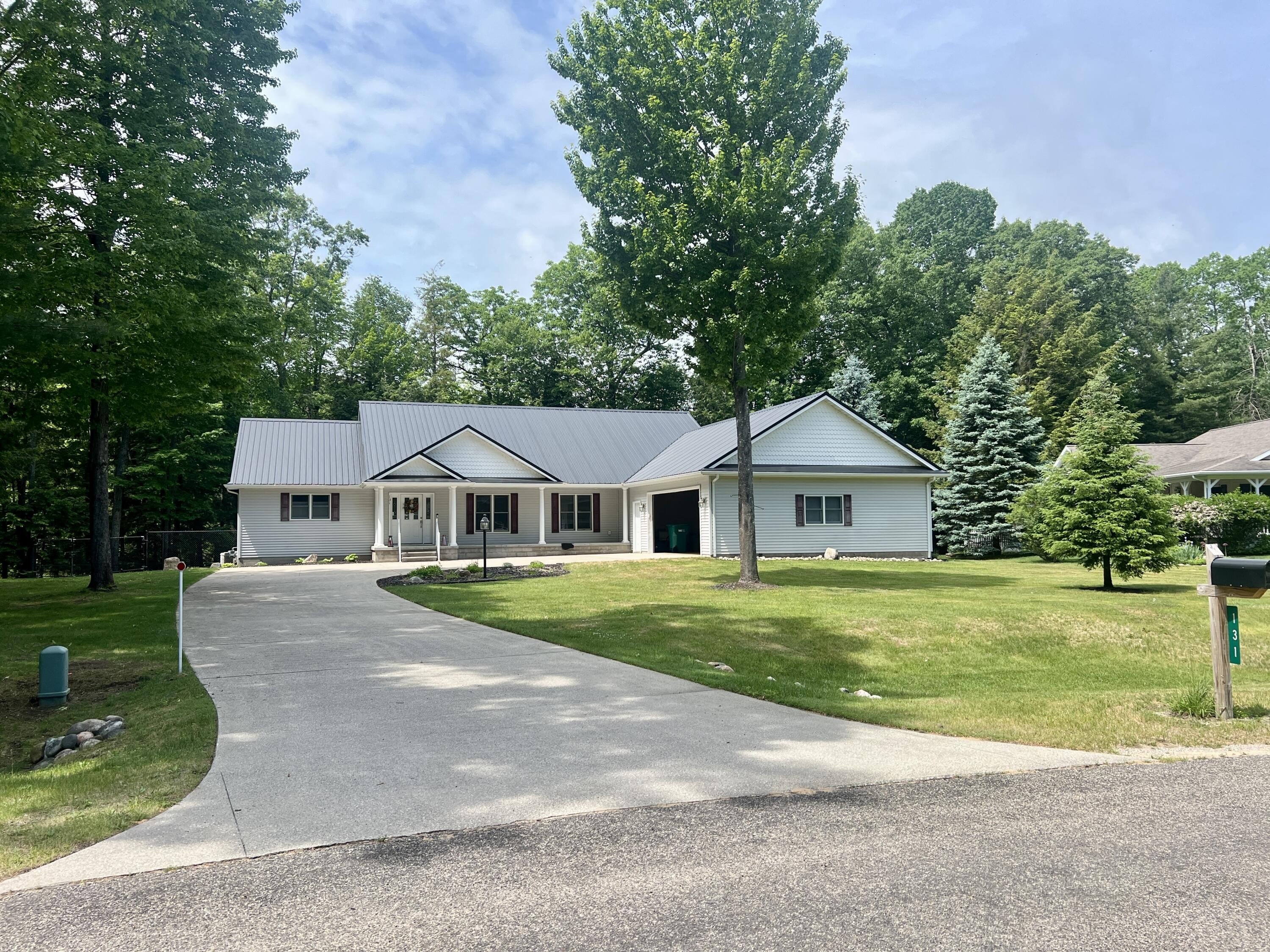 Single Family 4BR 3BA - 131 Indian Oaks Trail, Prudenville, MI