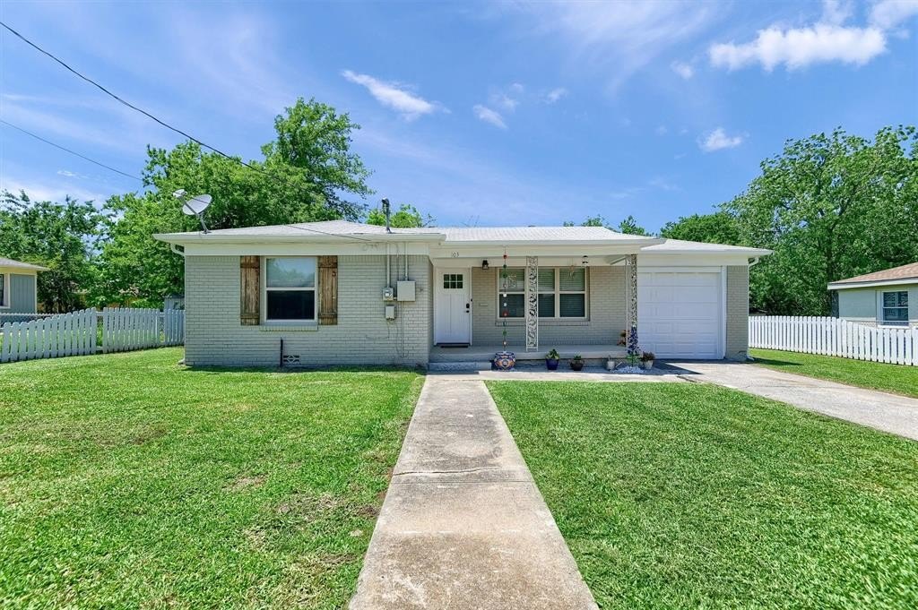Single Family 2BR 1BA - 103 Tipton Street, Whitesboro, TX