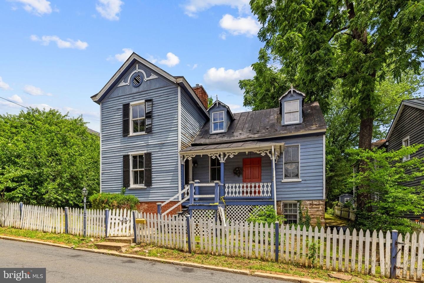 Single Family 3BR 3BA - 25 N 6TH ST, WARRENTON, VA