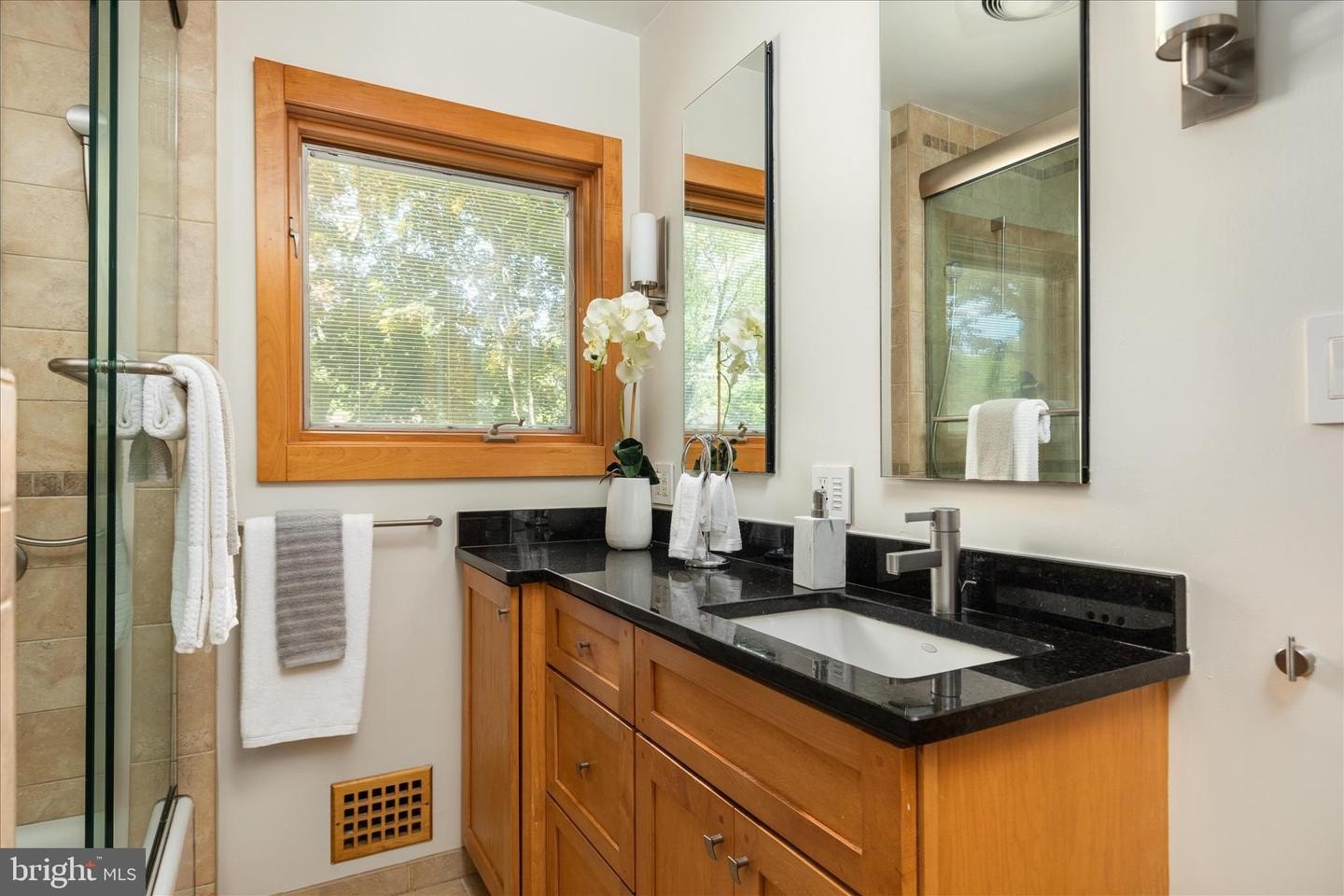 Single Family 3BR 3BA - 6546 MARLO DR, FALLS CHURCH, VA