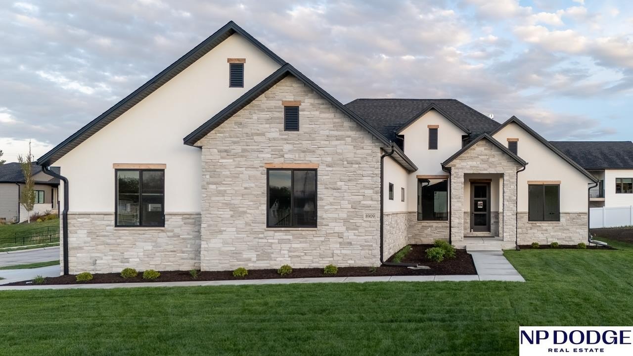 Single Family 5BR 4BA - 8909 Appaloosa Lane, Lincoln, NE