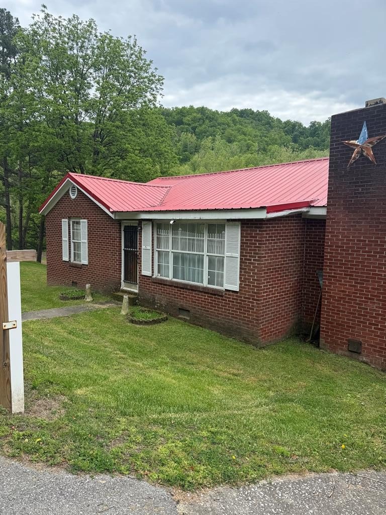 Single Family 3BR 1BA - 934 Wolf Creek, Pilgrim, KY
