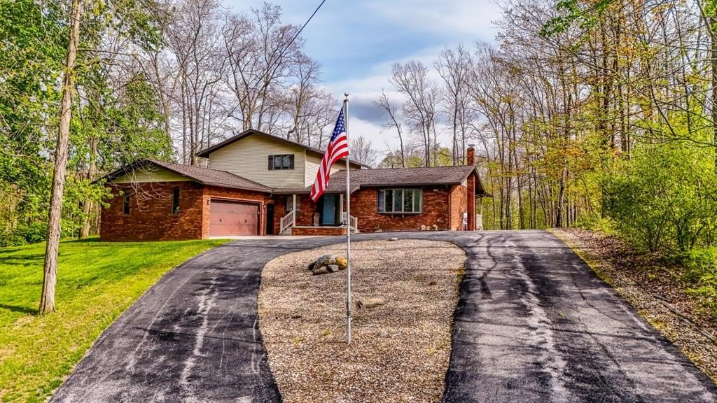 Single Family 4BR 3BA - 376 Twin Bay Trail, Willard, OH