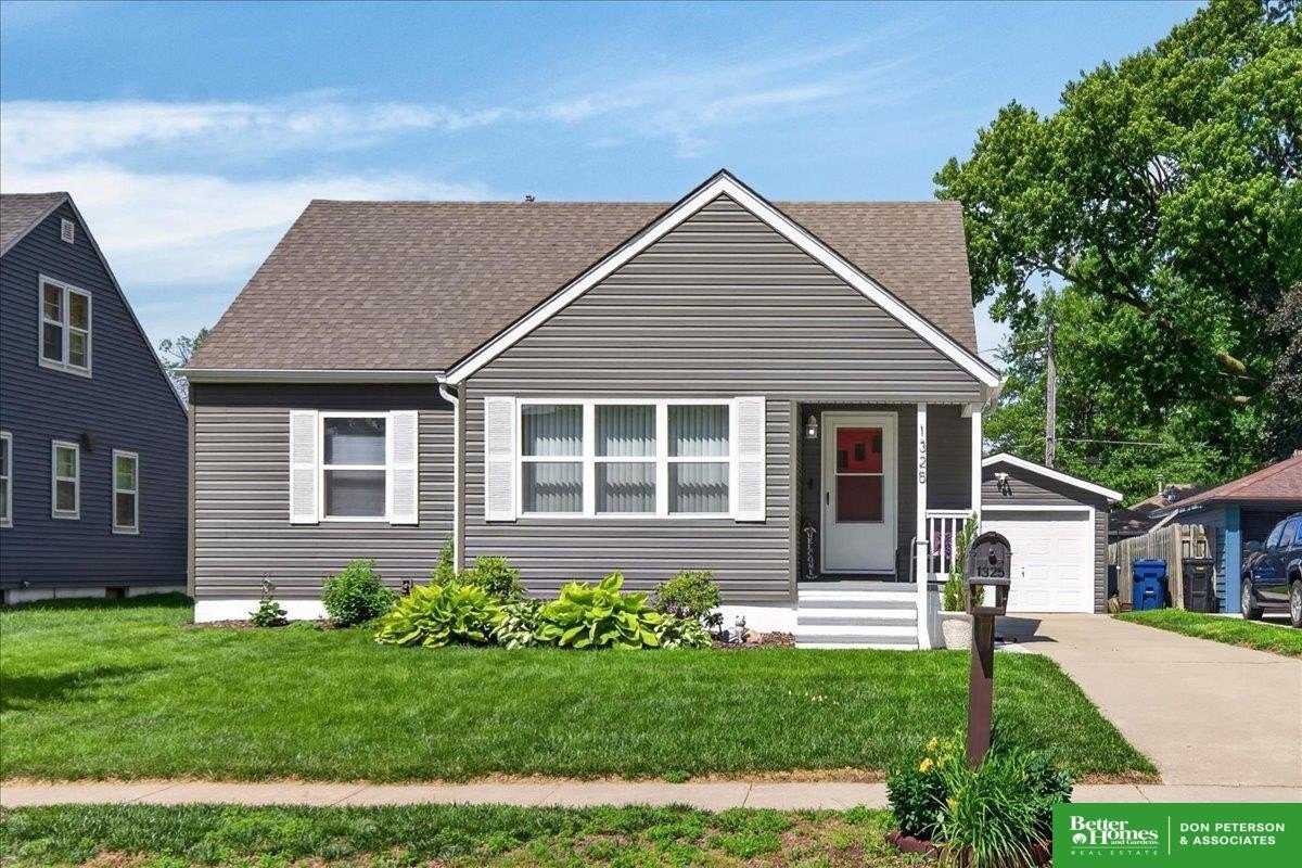 Single Family 4BR 2BA - 1325 N Garfield Street, Fremont, NE