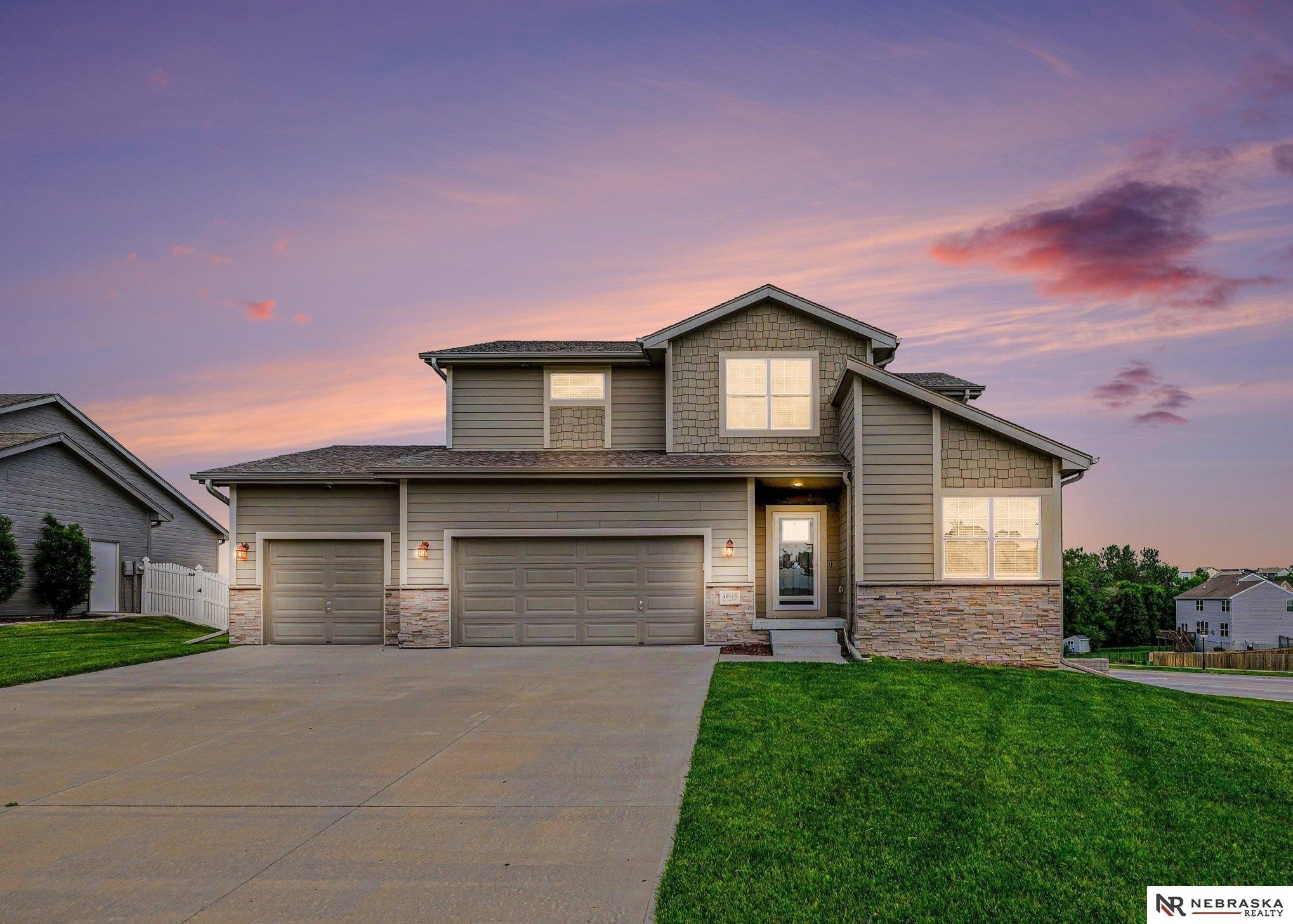 Single Family 4BR 3BA - 10515 S 110th Street, Papillion, NE
