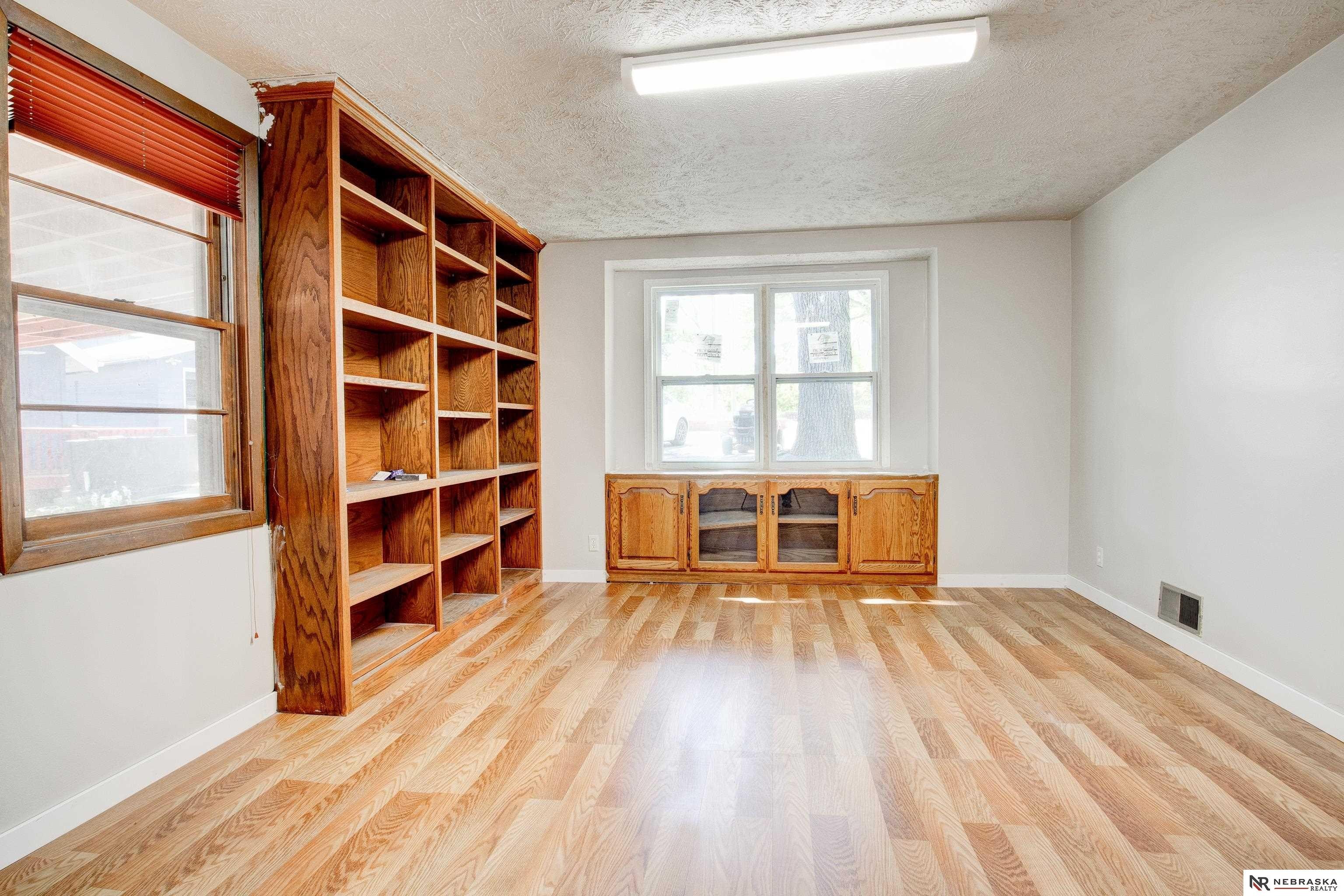 Single Family 4BR 4BA - 9861 N 60th Street, Omaha, NE